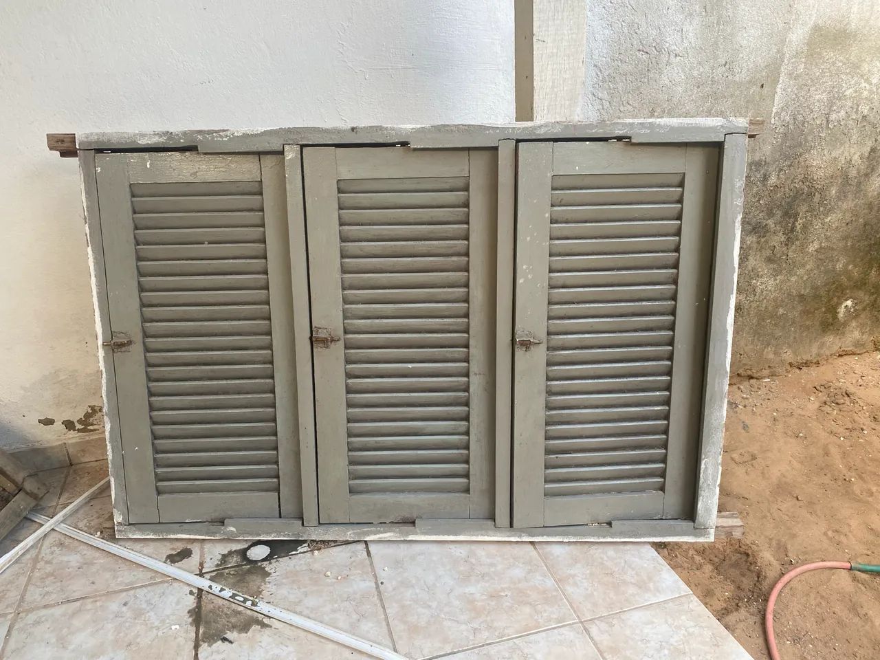 Janela de madeira + grade 120cm x 80cm