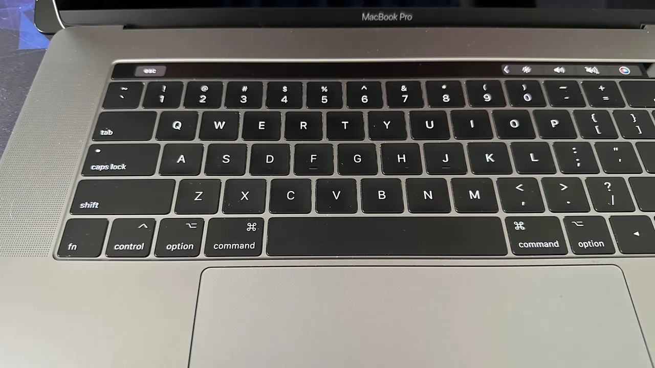 MacBook Pro 15 inch 2017, i7, 16Gb mem e 500Gb nvme hd, touch bar e touch ID