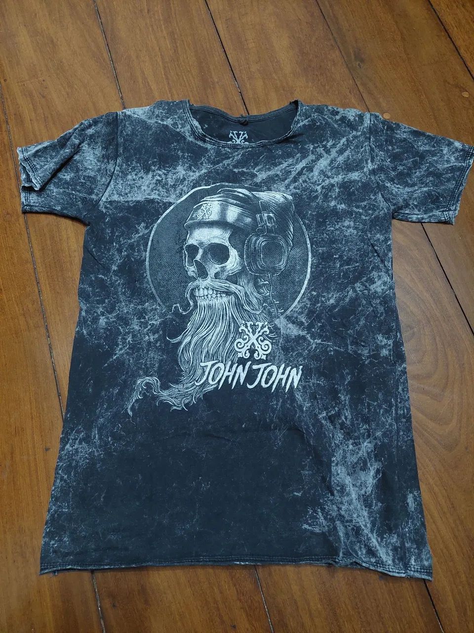 Camiseta John John com caveira e estampa tie dye