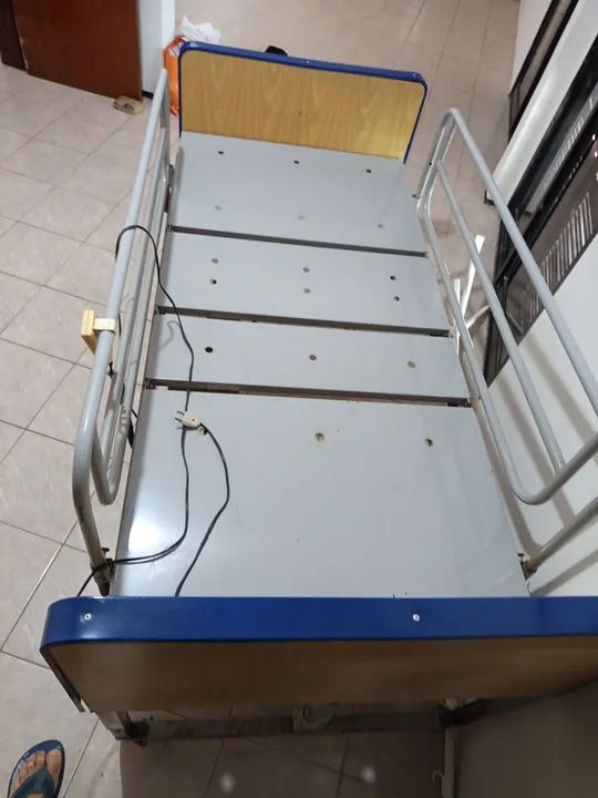 Cama Hospitalar elétrica com controle e Grades Laterais - Foto 5