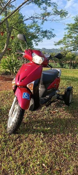 Scooter Honda Lead - Vermelha (TRICICLO ARTESANAL)