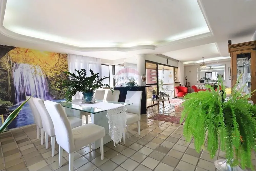 Apartamento com 217m quadrados de alto padrão com 4 quartos, sendo 2 suítes + dependência