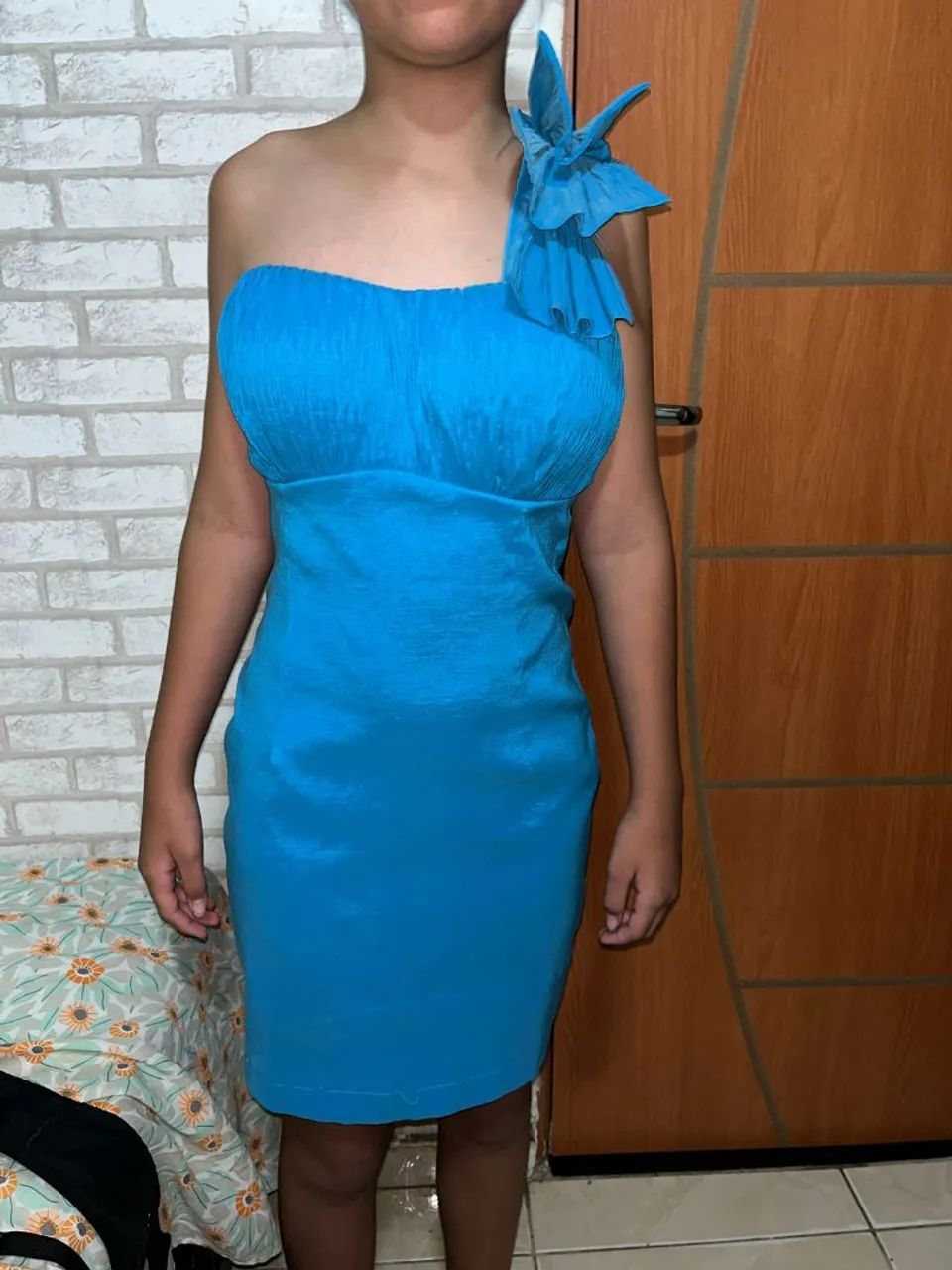 Vestido Azul Elegante com Detalhe Floral