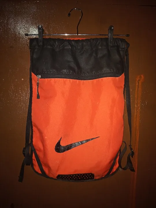 Sacola Nike heritage masculino com zíper e alça de regulagem laranja