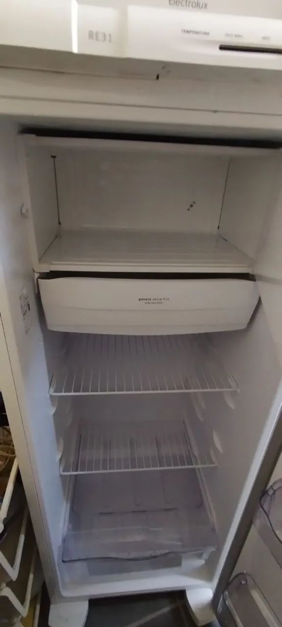 Geladeira Eletrolux 240lts - semi nova - Foto 5