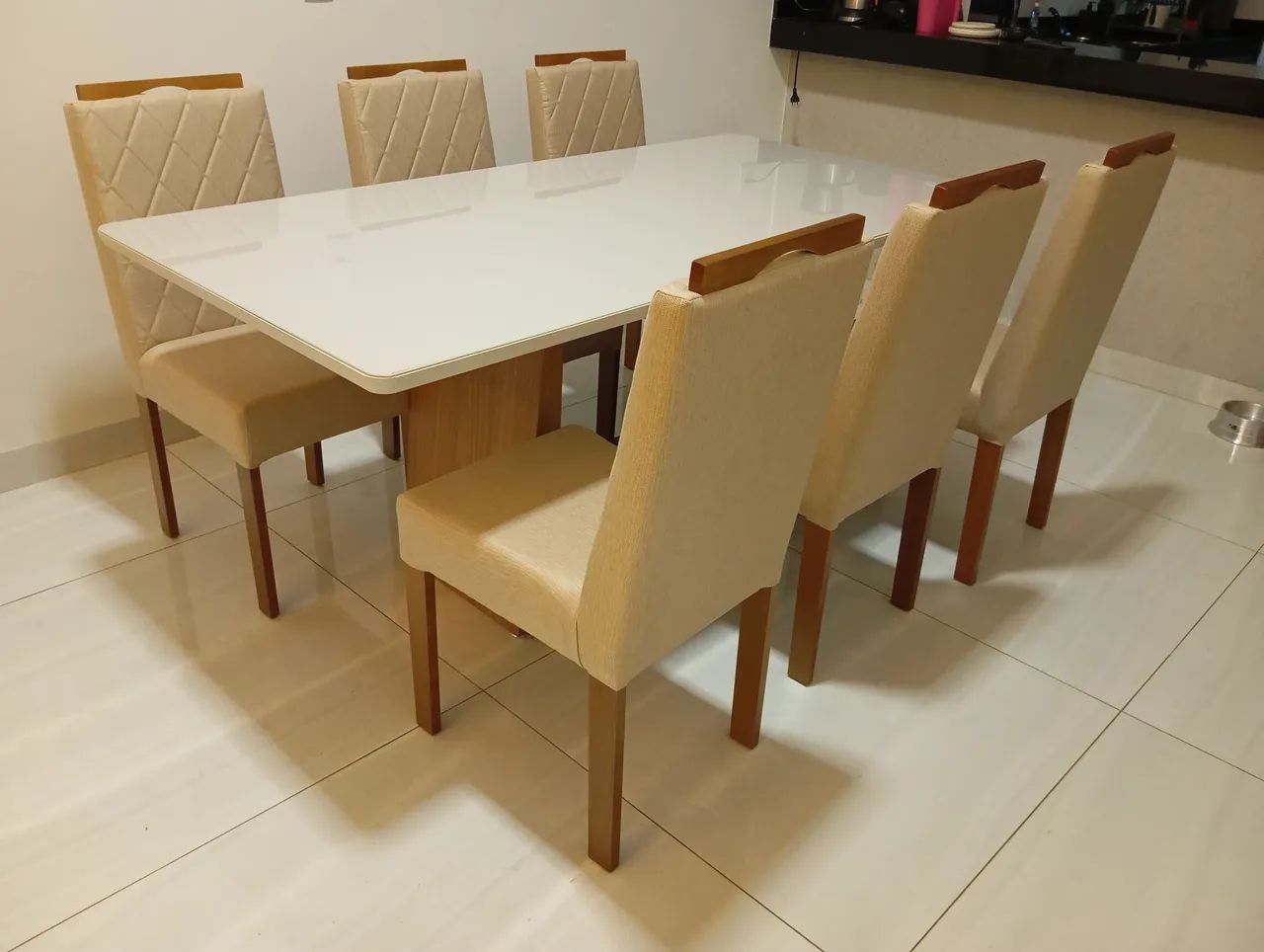Mesa nova a pronta entrega e com cadeiras de madeira maciça  - Foto 3
