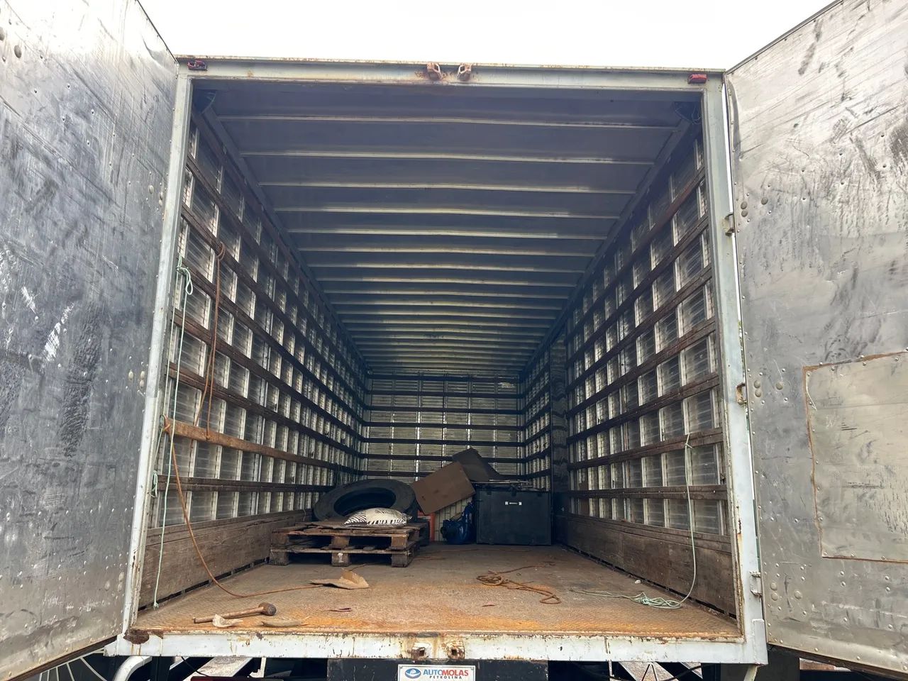 Baú Alumínio Carga Seca Carbus 08 Metros - Foto 4