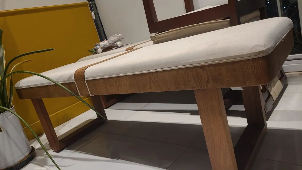 Kit com 02 Bancos de três lugares estofado beje e madeira 140cm - Foto 2