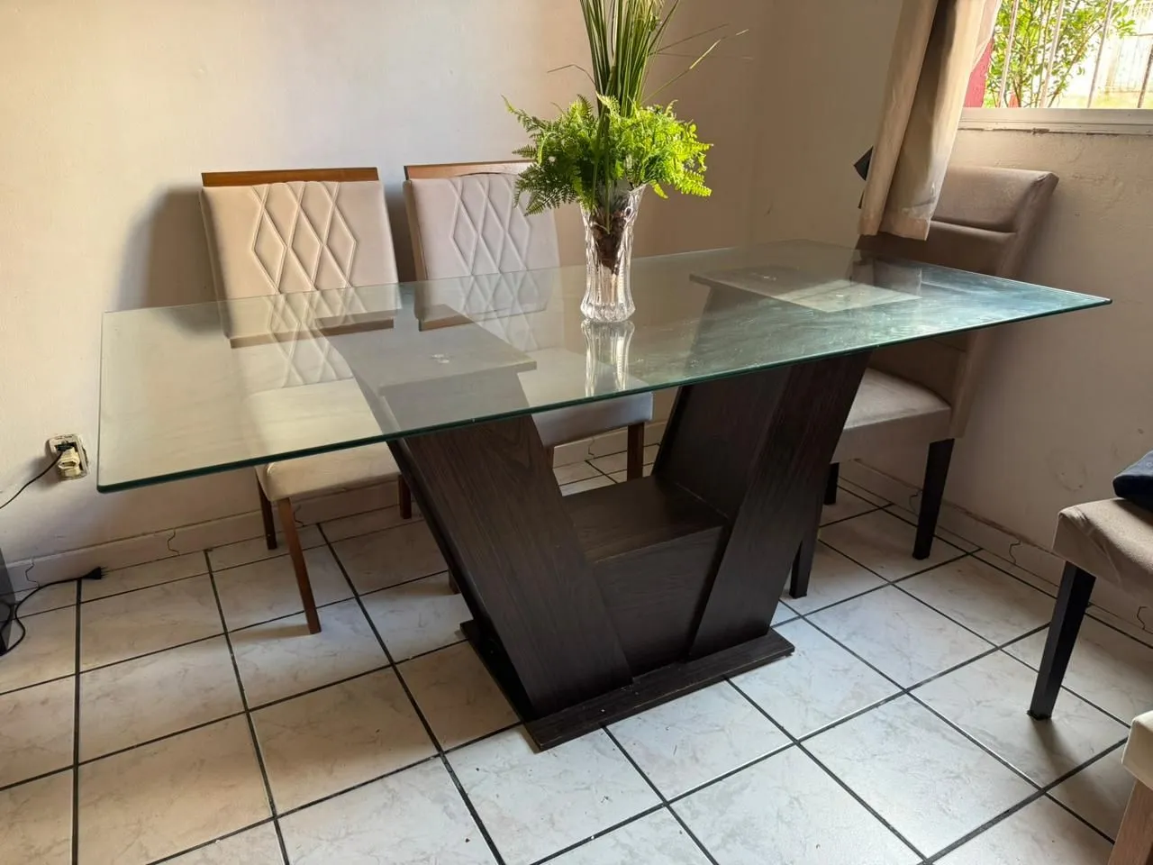 Mesa de Jantar Moderna com Tampo de Vidro e Design Elegante
