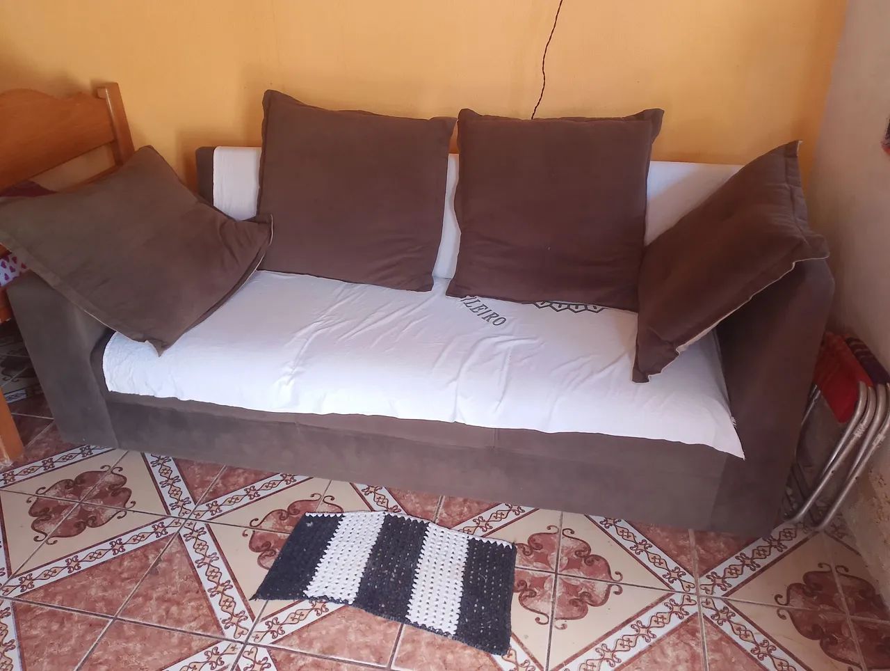 Sofá 3 Lugares Marrom com Almofadas