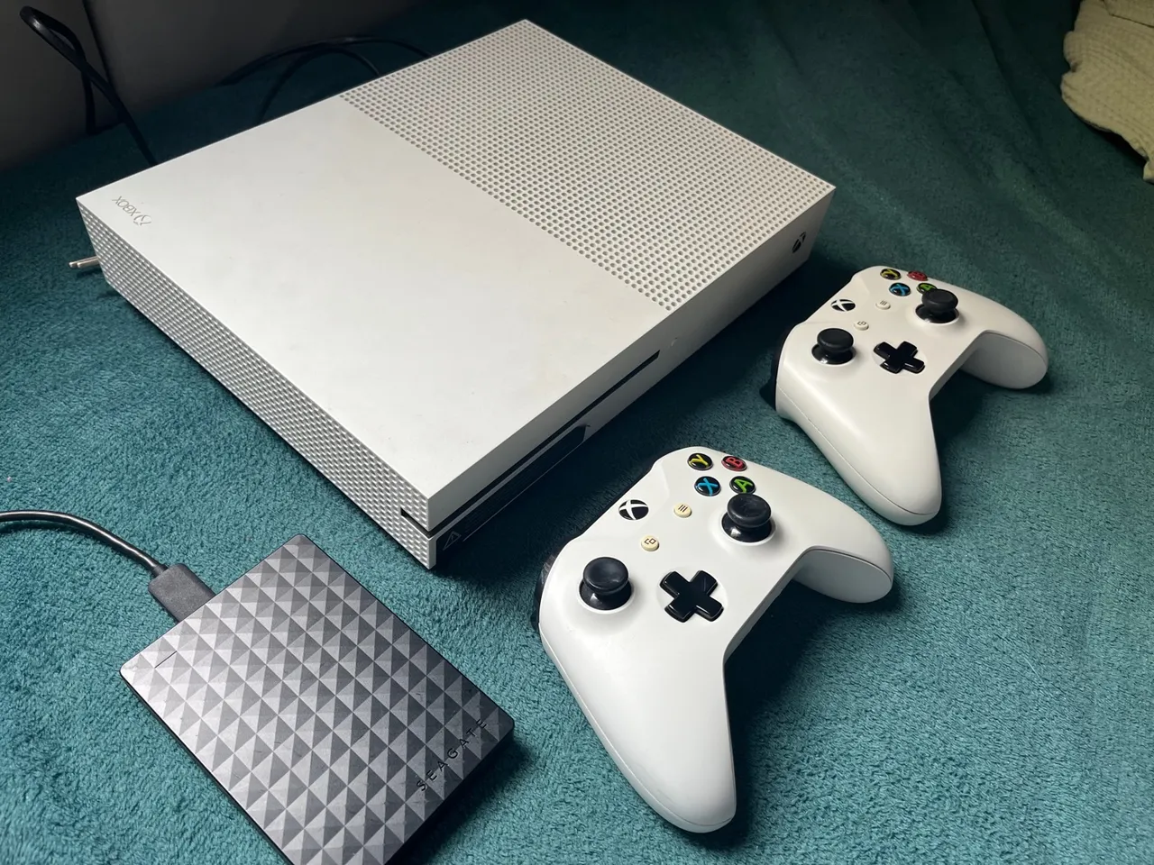 Xbox One S com 2 Controles e HD Externo