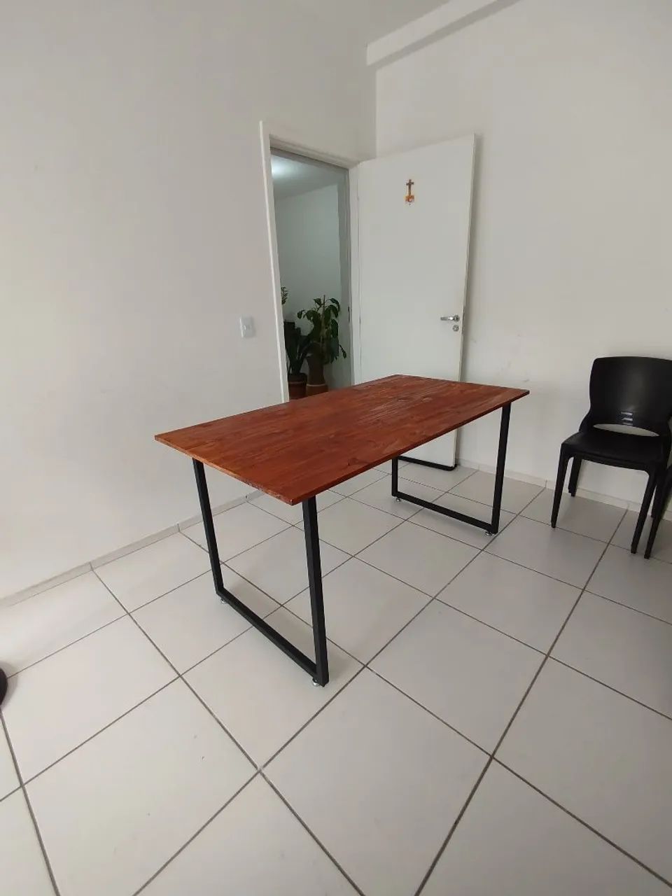 Mesa de escritório industrial com tampo de madeira - Foto 5