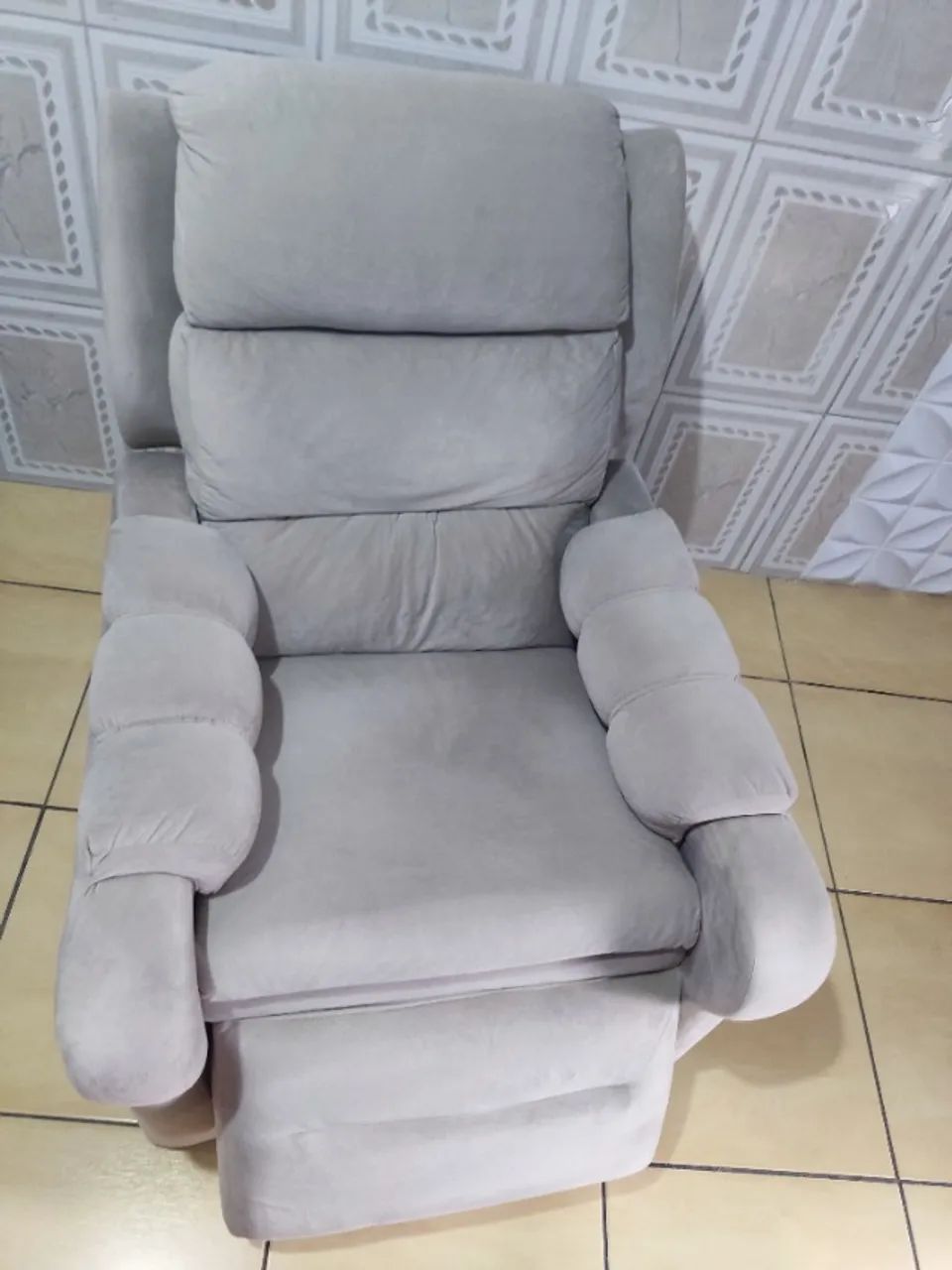 Poltrona reclinável, cor bege, com pouco uso.