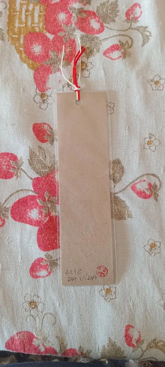 Marcador de página com flor prensada - Foto 2