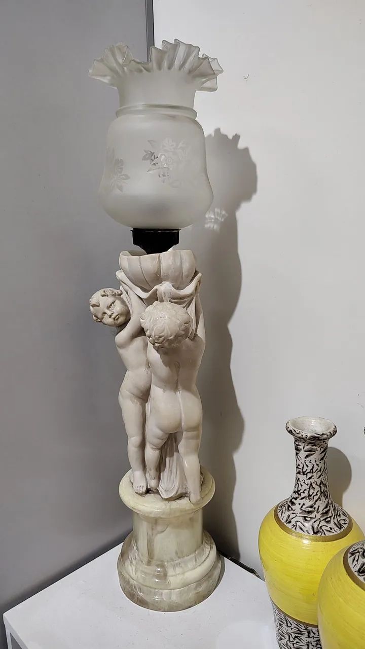 Luminária de Mesa com Escultura de Anjos