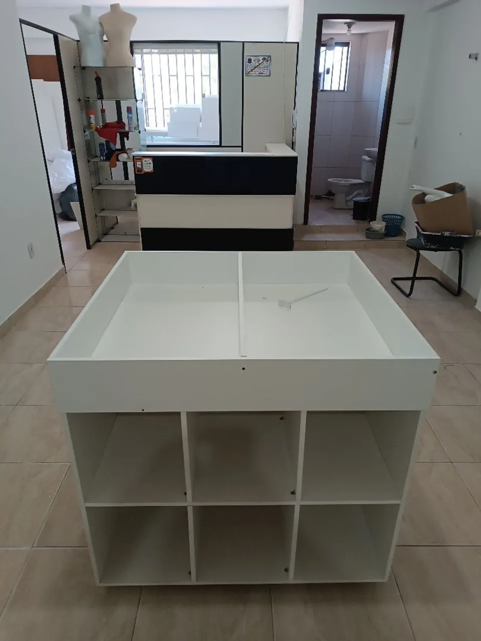 Balcão Expositor Branco com Prateleiras e balcão caixa de atendimento!