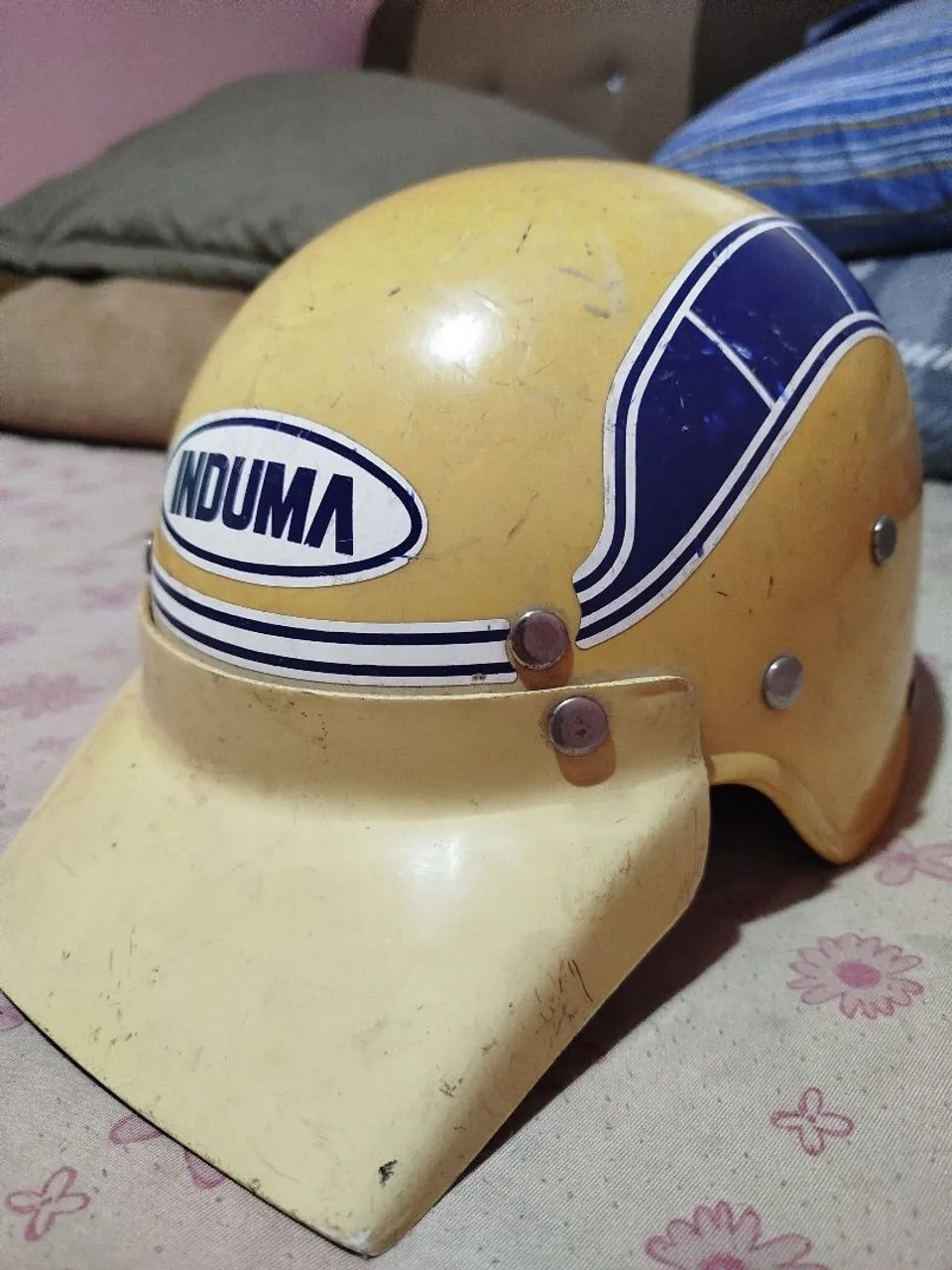 Capacete antigo INDUMA vintage. Raridade colecionável BIKE CROSS ANOS 80.