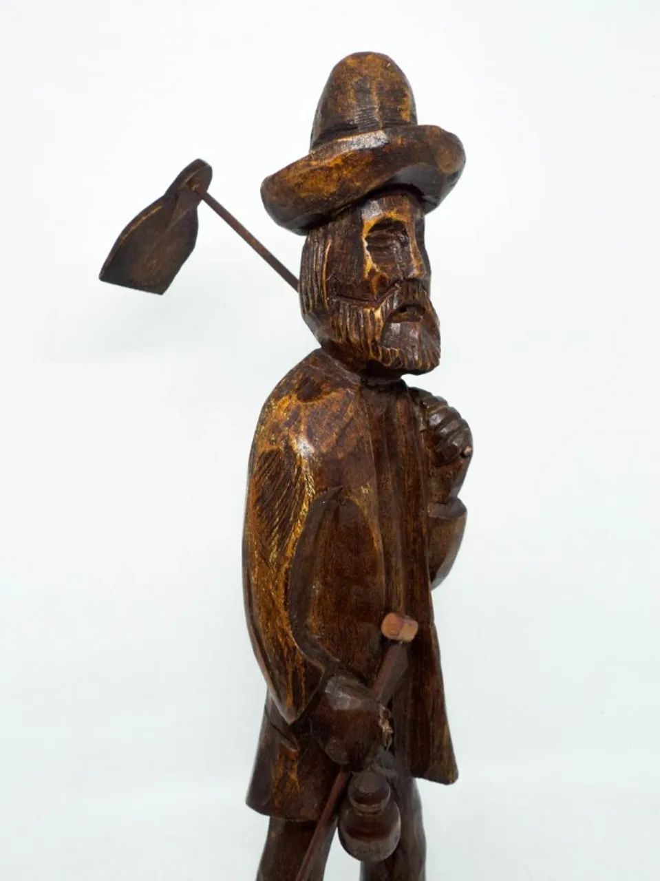 Escultura em madeira representando homem do campo - Mede 41cm - Foto 3