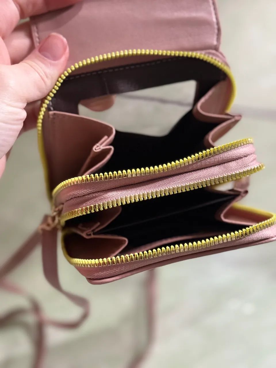 Bolsa transversal pequena com porta cartões e dinheiro embutido  - Foto 3