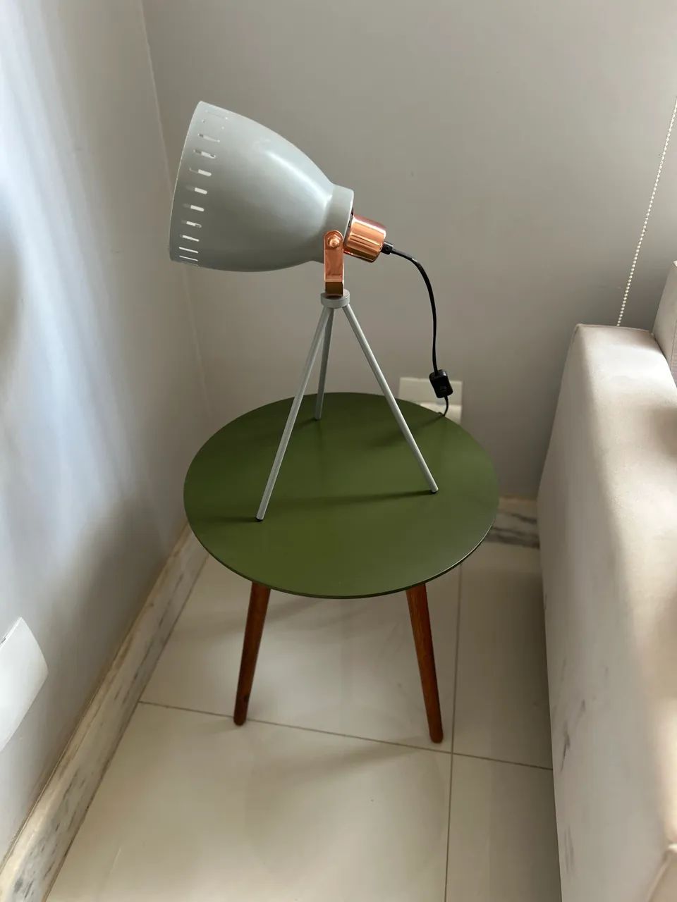 Luminária de Mesa Tripé Cinza e Cobre - 52 cm de altura e 20 cm de largura. 127v - Foto 2