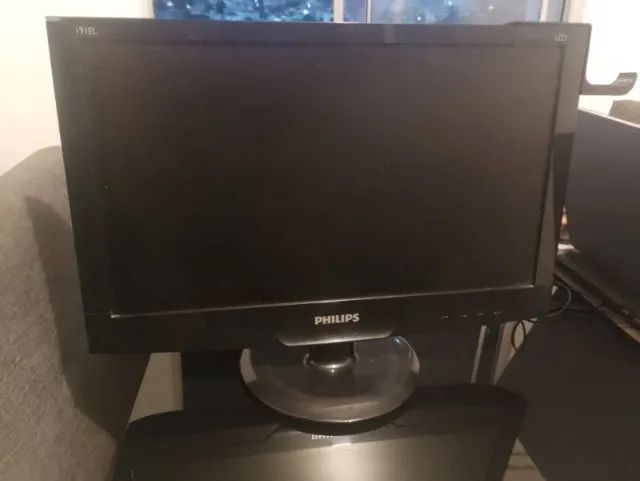 Tela de computador 19 polegadas para retirada de peças.