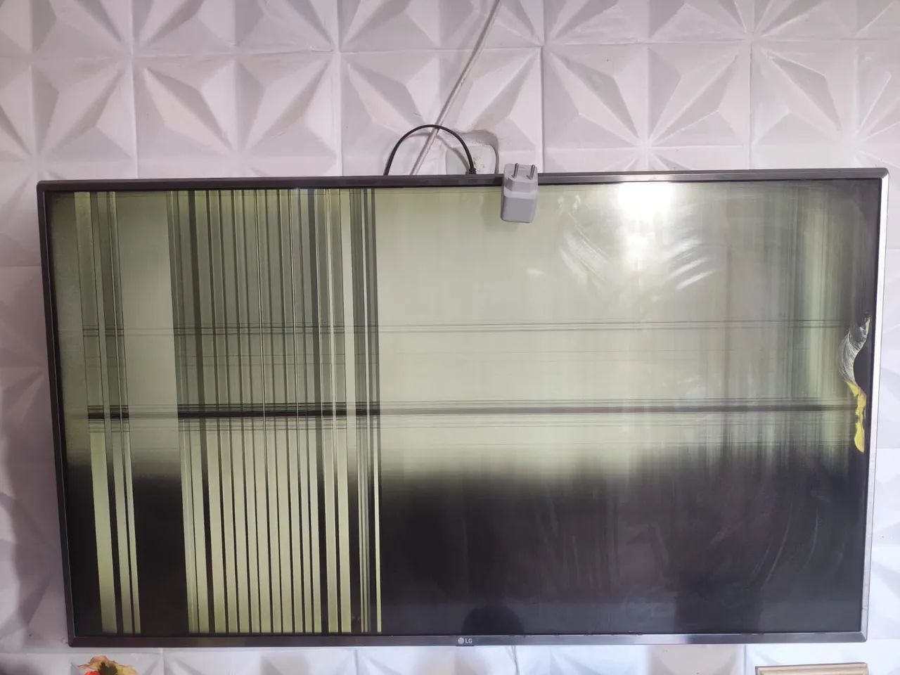 TV LG 49" (DEFEITO DISPLAY)