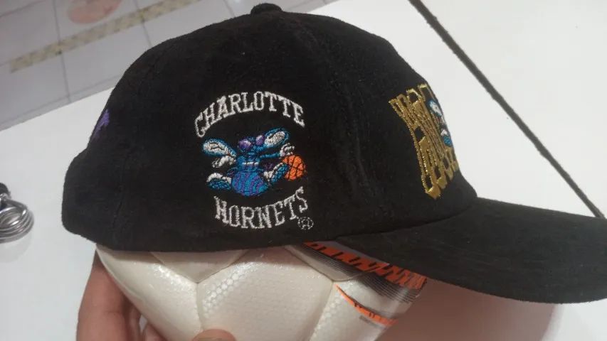 BONÉ CHARLOTE HORNETS CAMURÇA  ANTIGO  - Foto 2