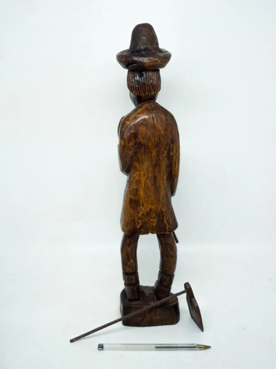 Escultura em madeira representando homem do campo - Mede 41cm - Foto 2