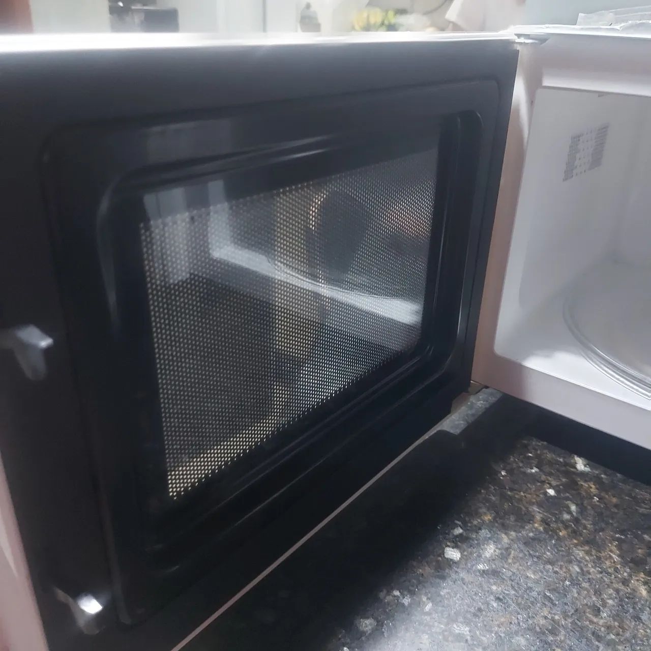 Microondas Eletrolux no plástico 220v impecável  - Foto 5