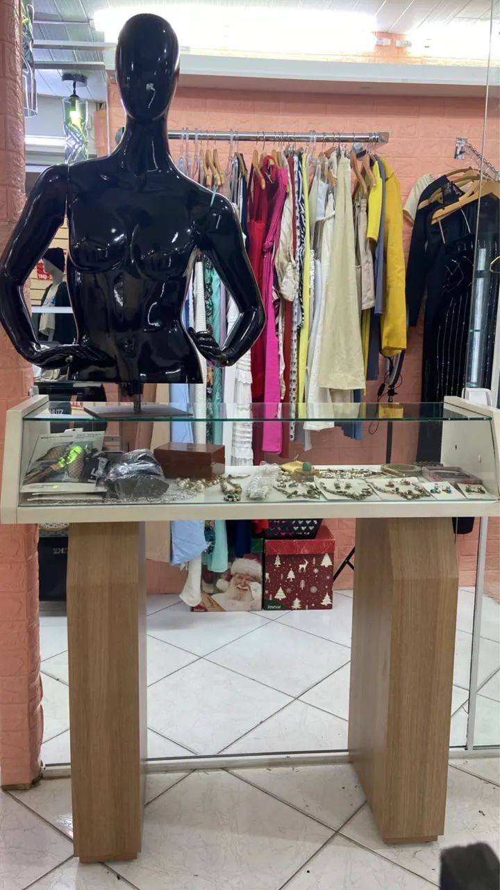 Arara + Balcão Expositor de Vidro + Manequim Meio Corpo - Perfeito para Loja! 