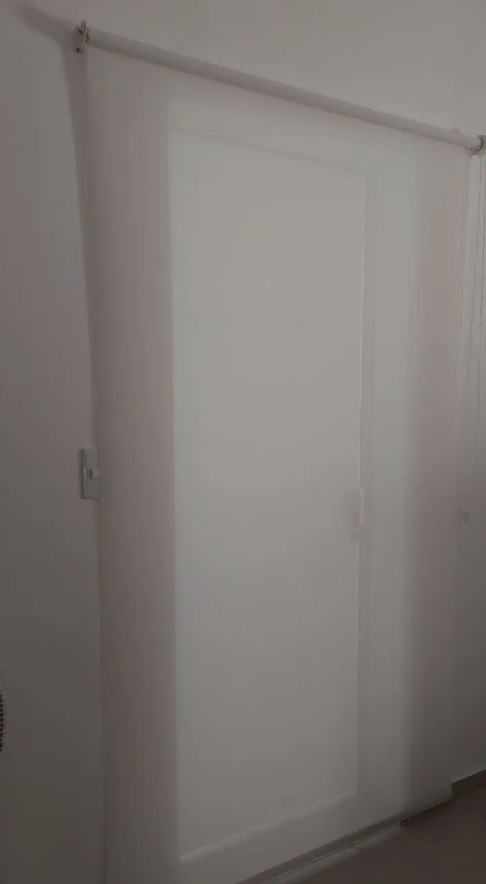 Vendo persiana branca para porta, medindo 2,20 de altura x 1,20 de largura.