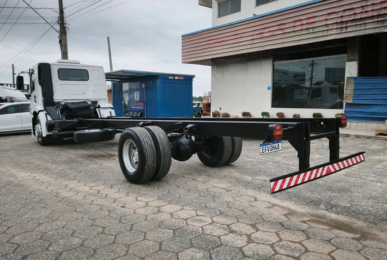 Volkswagen 15180 ano 2011 chassi 9mts - Foto 4