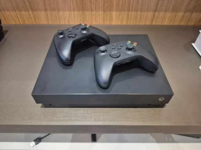 XBOX ONE X + 2 Controles