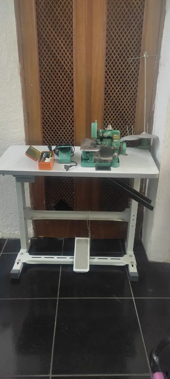 Overlock chinesinha usada com mesa 