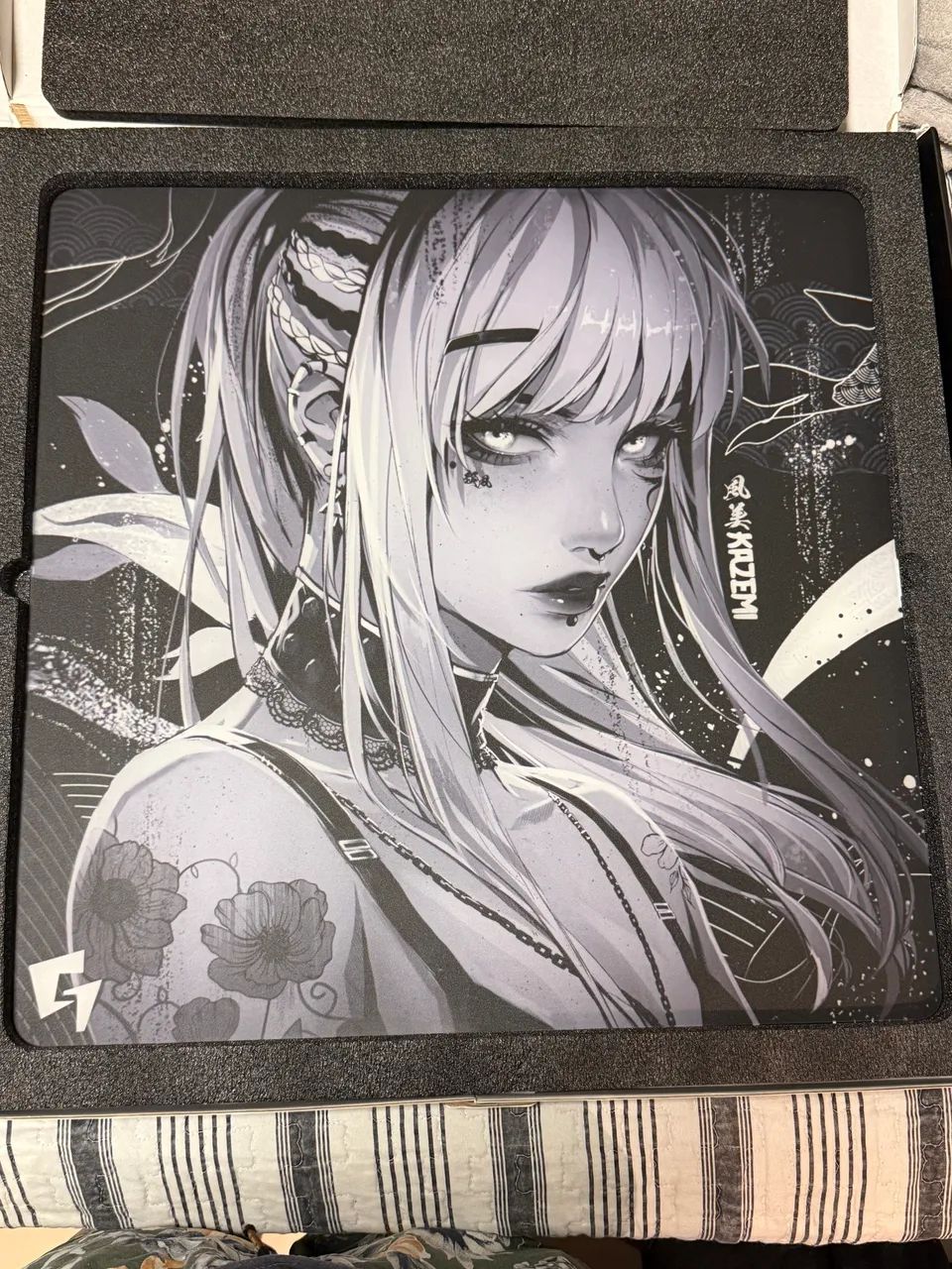 Vendo mousepad de vidro da GLSSWRKS Dark Kazemi