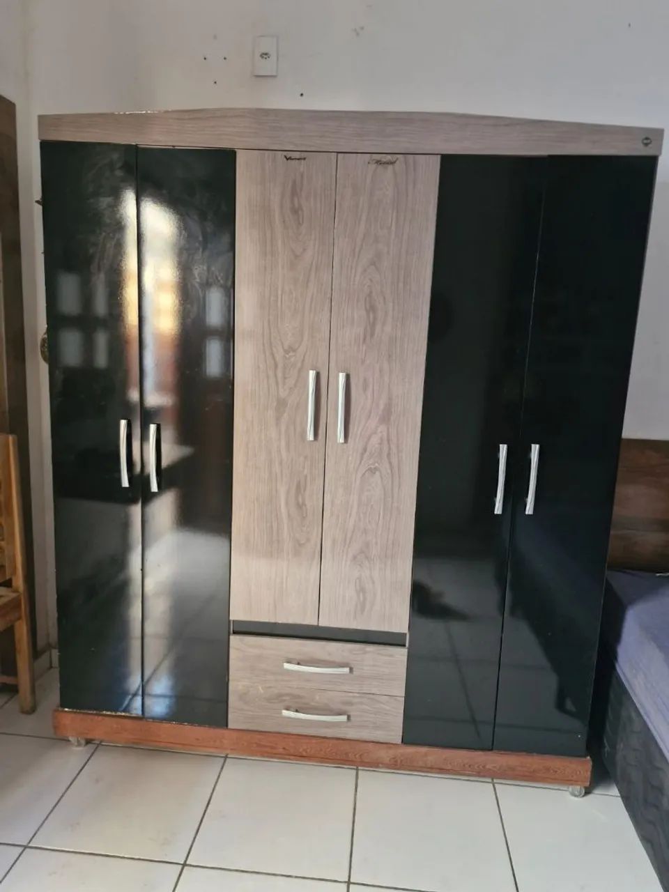 Guarda roupa com rodinhas desmontado 