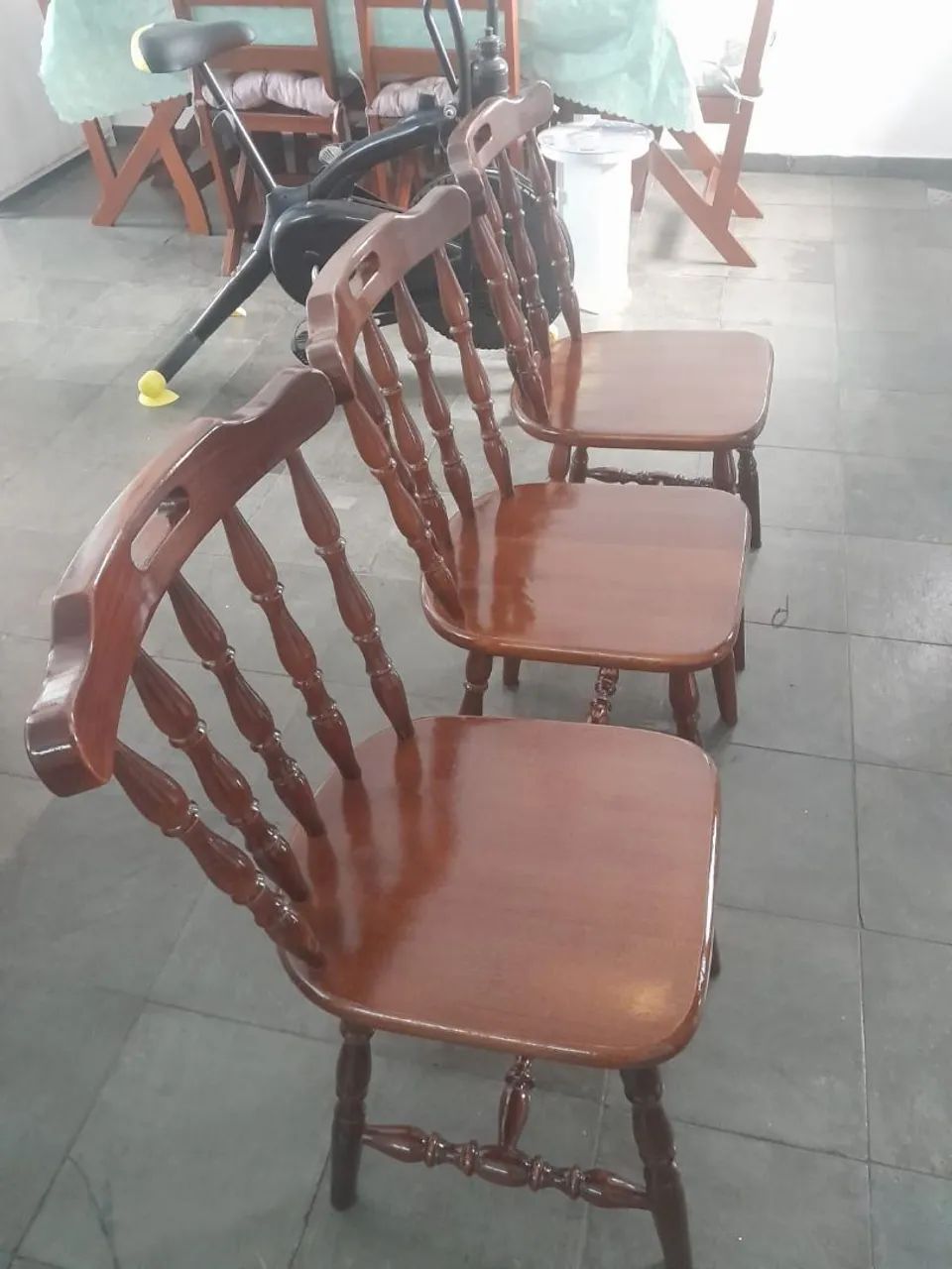 Mesa madeira maciça e três cadeiras  - Foto 5