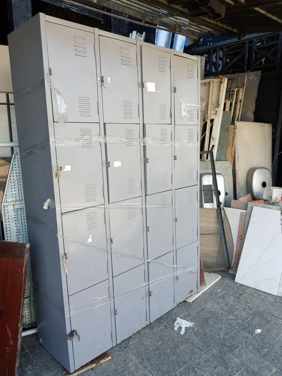 Roupeiro de aço, 16 portas, em ótimo estado 