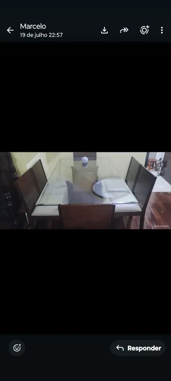 Mesa de vidro com cadeiras de madeira - Foto 2