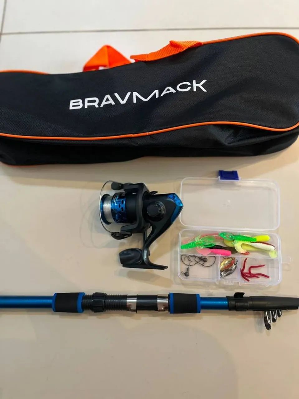 KIT VARA DE PESCA COM ISCAS E ANZOIS 