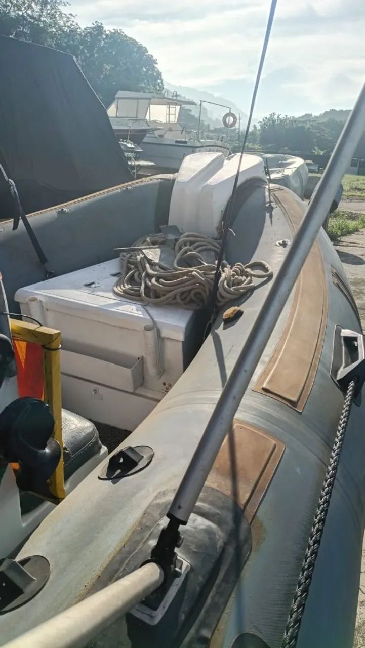 Bote com casco 