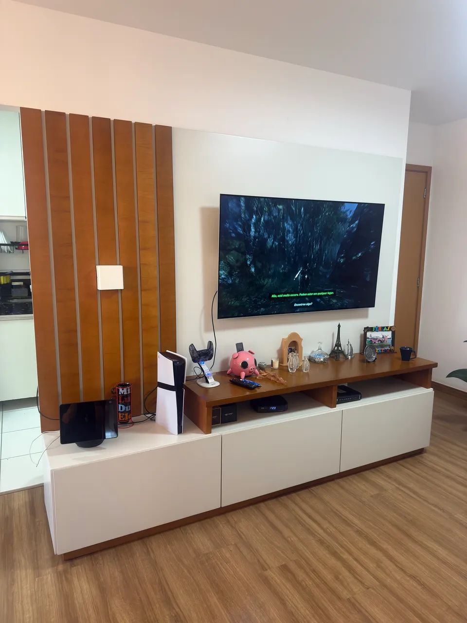 Painel com rack, gavetas e luz