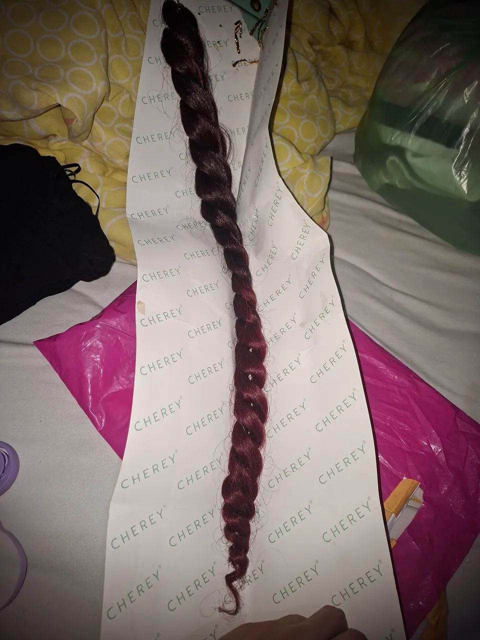 Vendo uma mexa de cabelo vermelho 