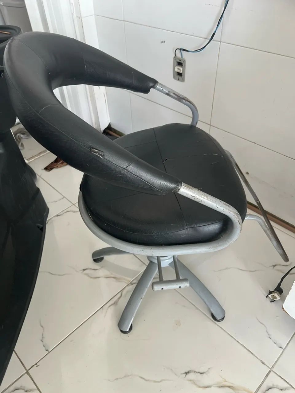 Cadeiras de salão são 2 - Foto 2