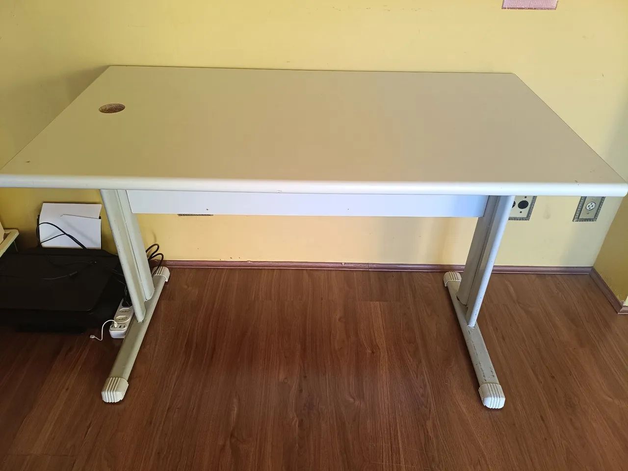 Mesa de escritório espaçosa  - Foto 2