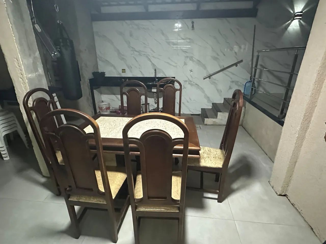 Mesa de Jantar em Madeira com 6 Cadeiras Estofadas - Foto 5