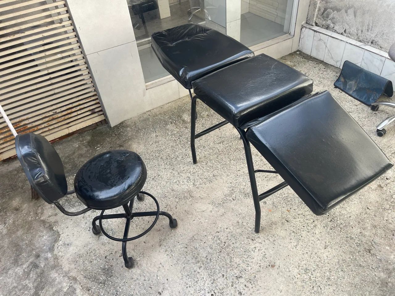 Mesa de depilação , banco giratório e suporte de podólogo 
