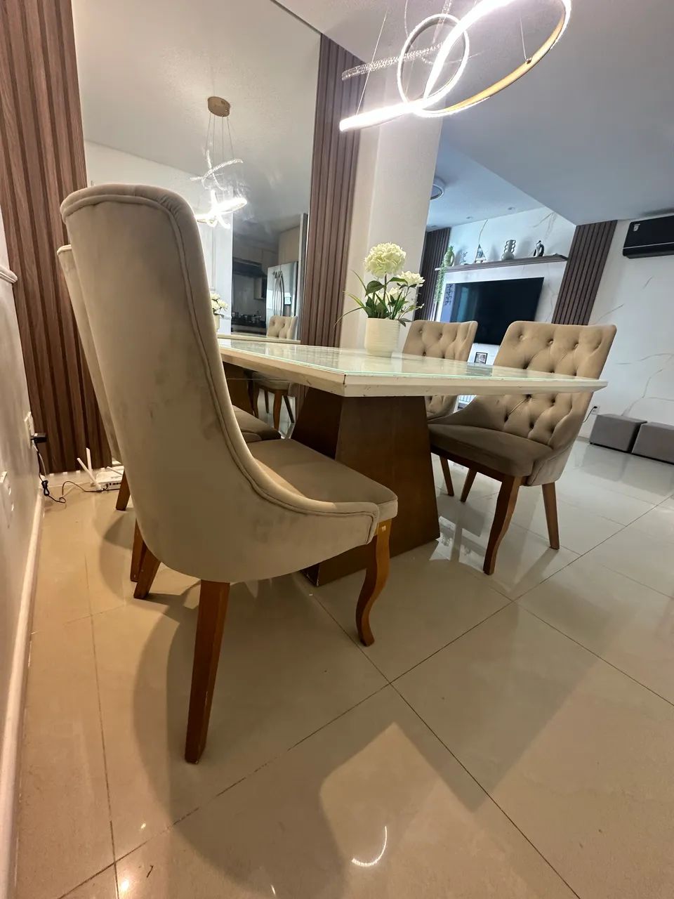 Mesa  com 4 cadeiras madeira! - Foto 5