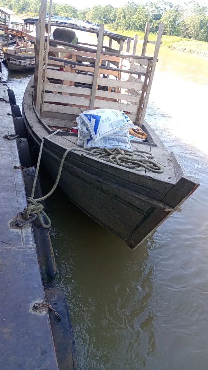Vende-se canoa com motor 
