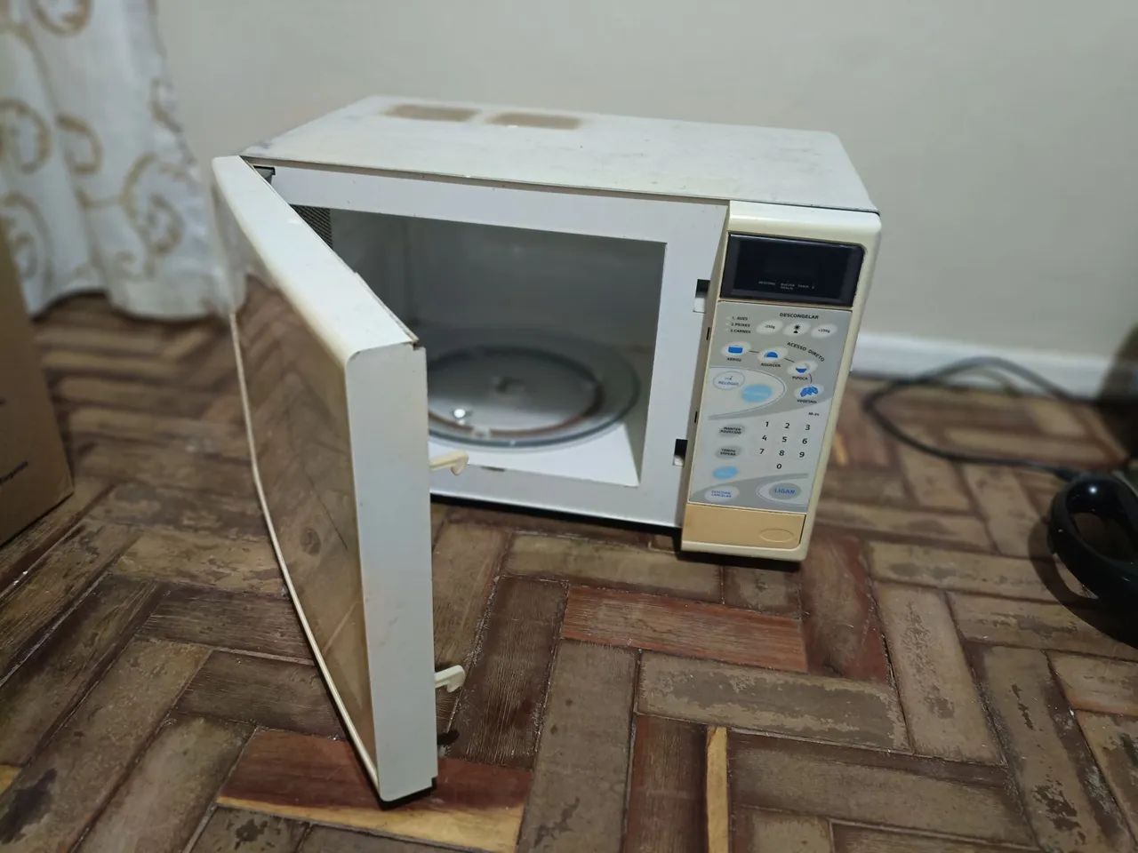 Microondas CCE ( funcionando, botões agarrando ) - Foto 4